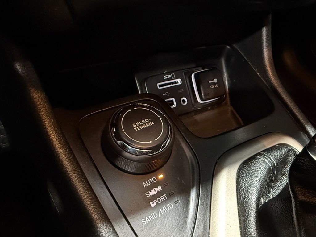 Used 2018 Jeep Cherokee Latitude w/ Cold Weather Group image 30