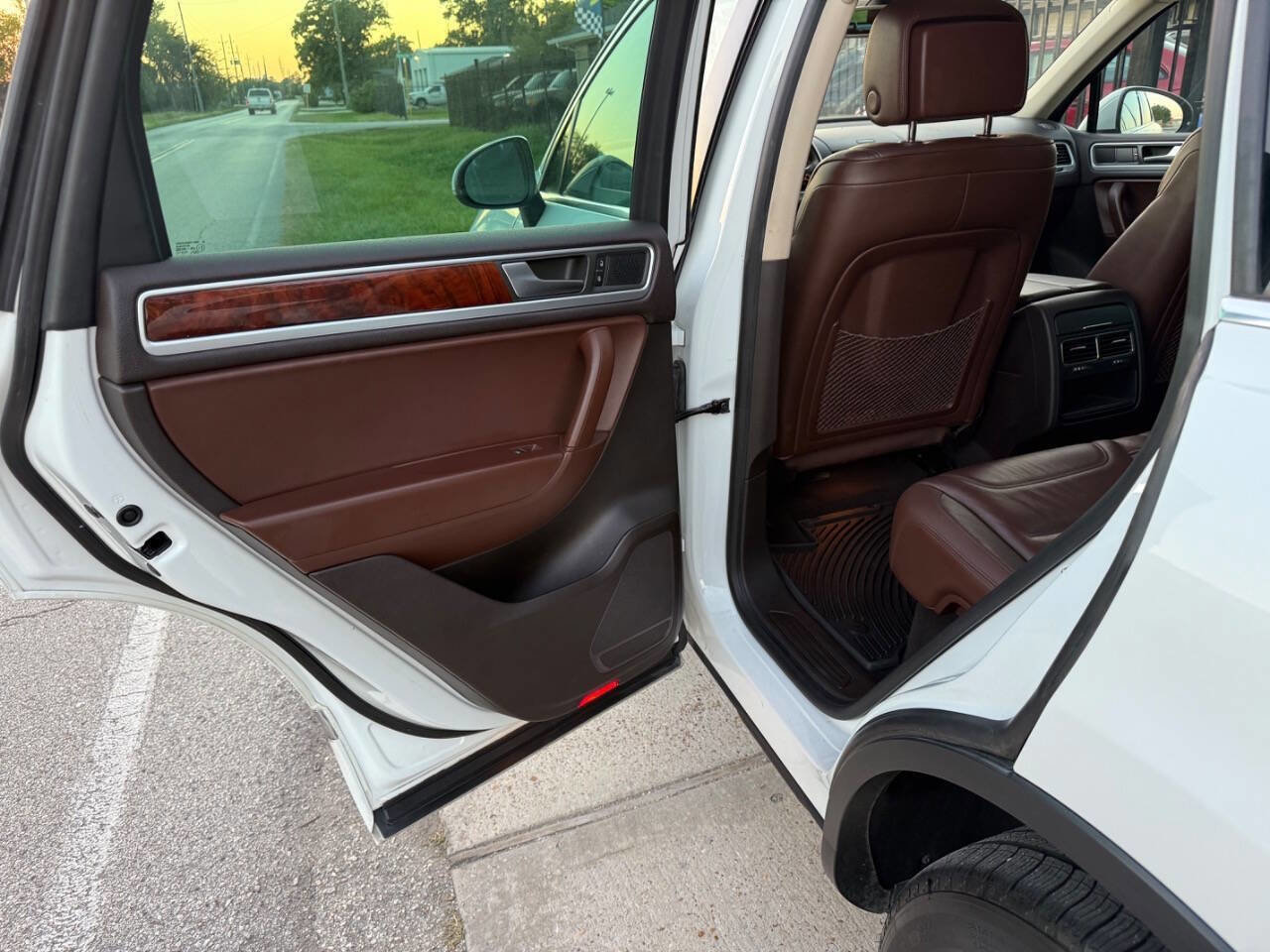 Used 2013 Volkswagen Touareg TDI image 16