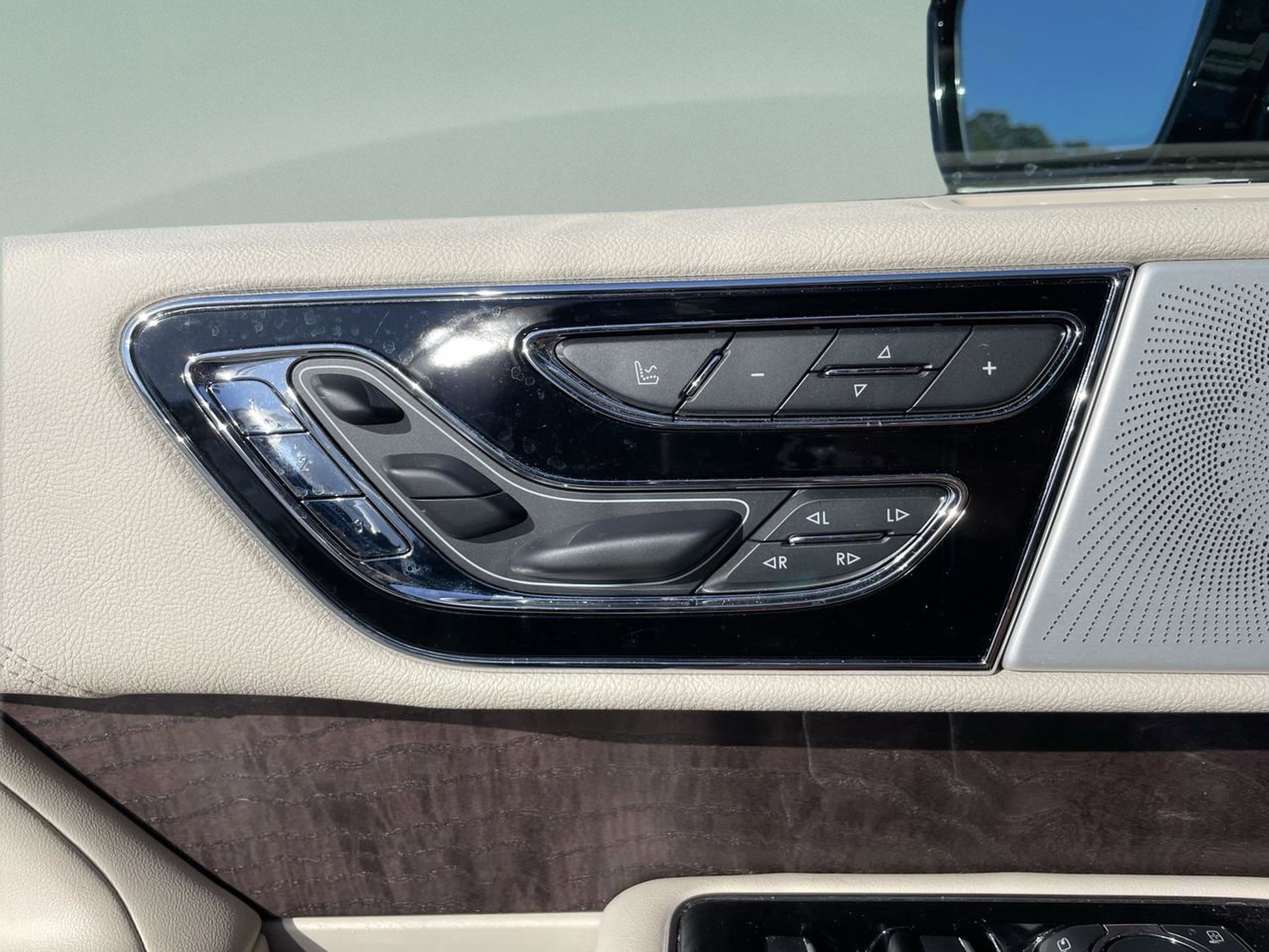 Used 2021 Lincoln Navigator Reserve w/ Luxury Package image 11