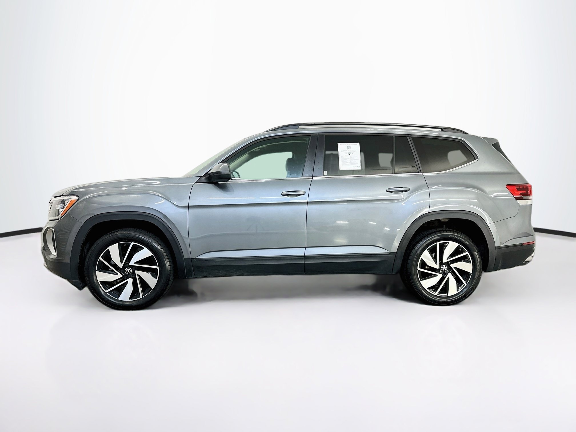 Used 2025 Volkswagen Atlas SE AWD/4WD image 4
