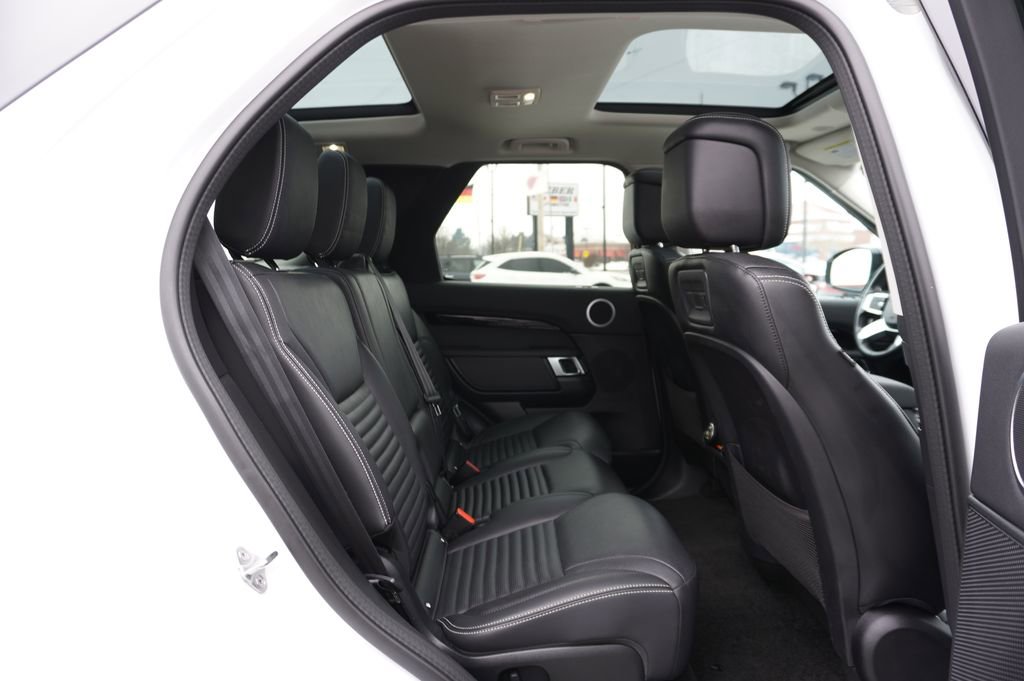 Used 2024 Land Rover Discovery S image 27