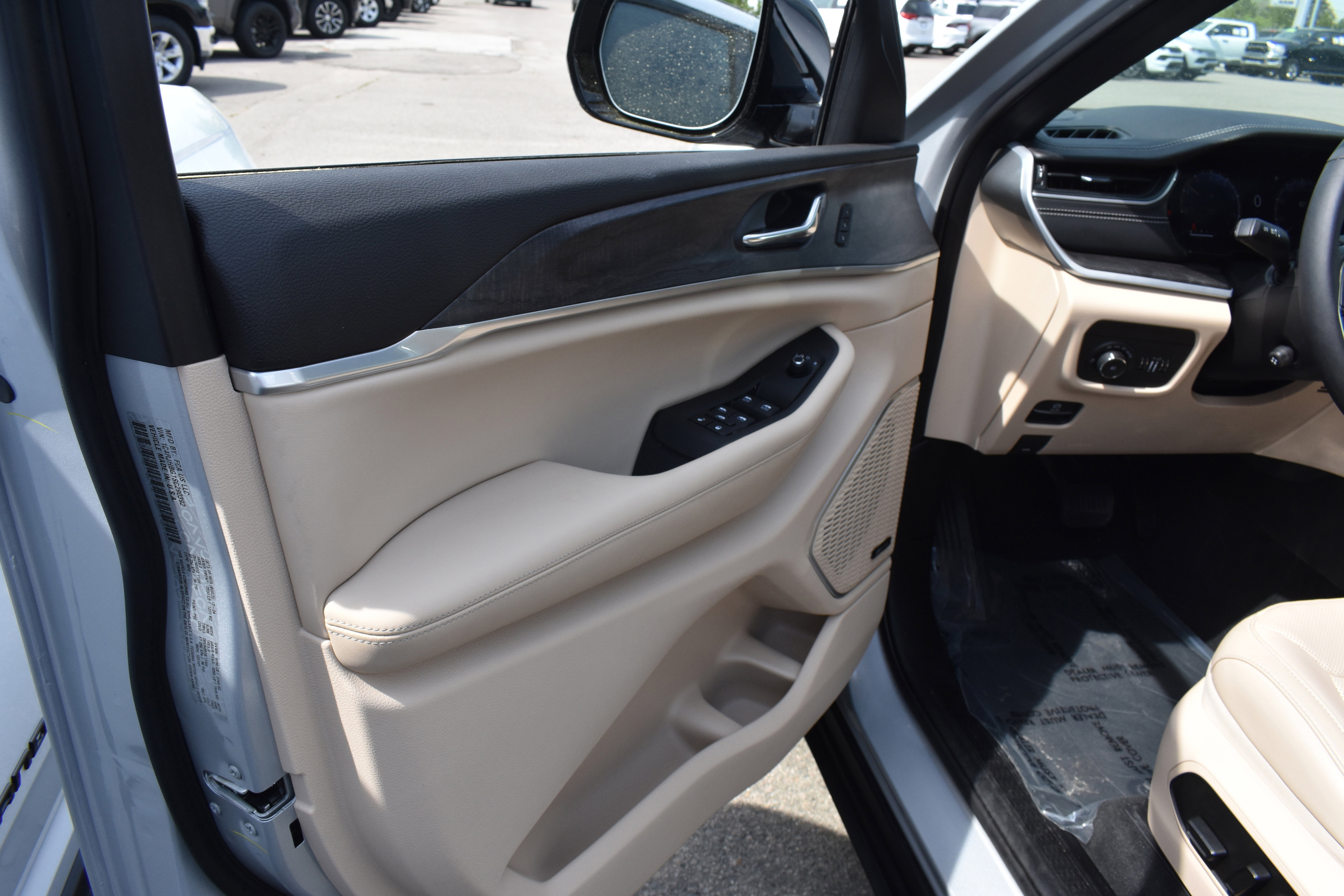 Used 2025 Jeep Grand Cherokee Limited w/ Luxury Tech Group II image 25