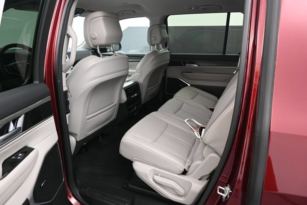 Used 2024 Jeep Wagoneer Series II w/ Flexible Seating Group RWD image 18