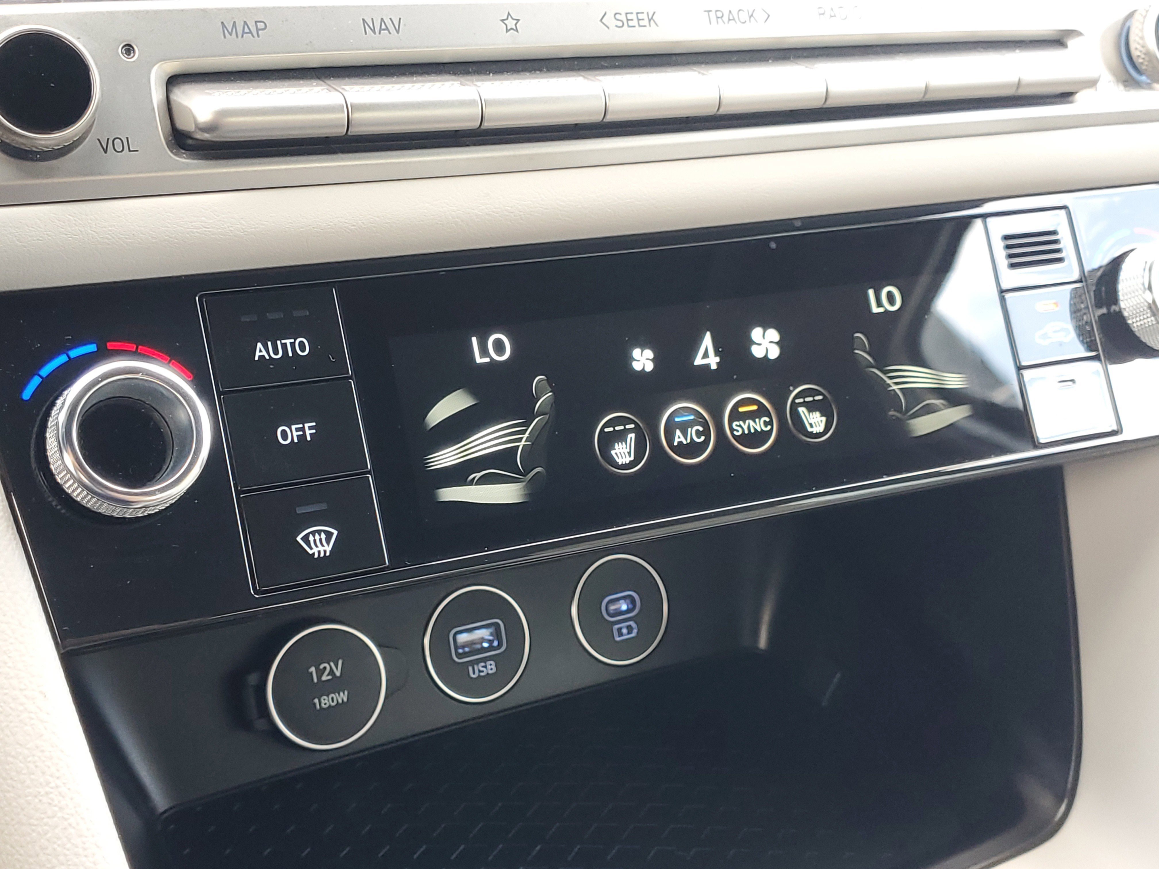 Used 2025 Genesis G70 2.5T image 33