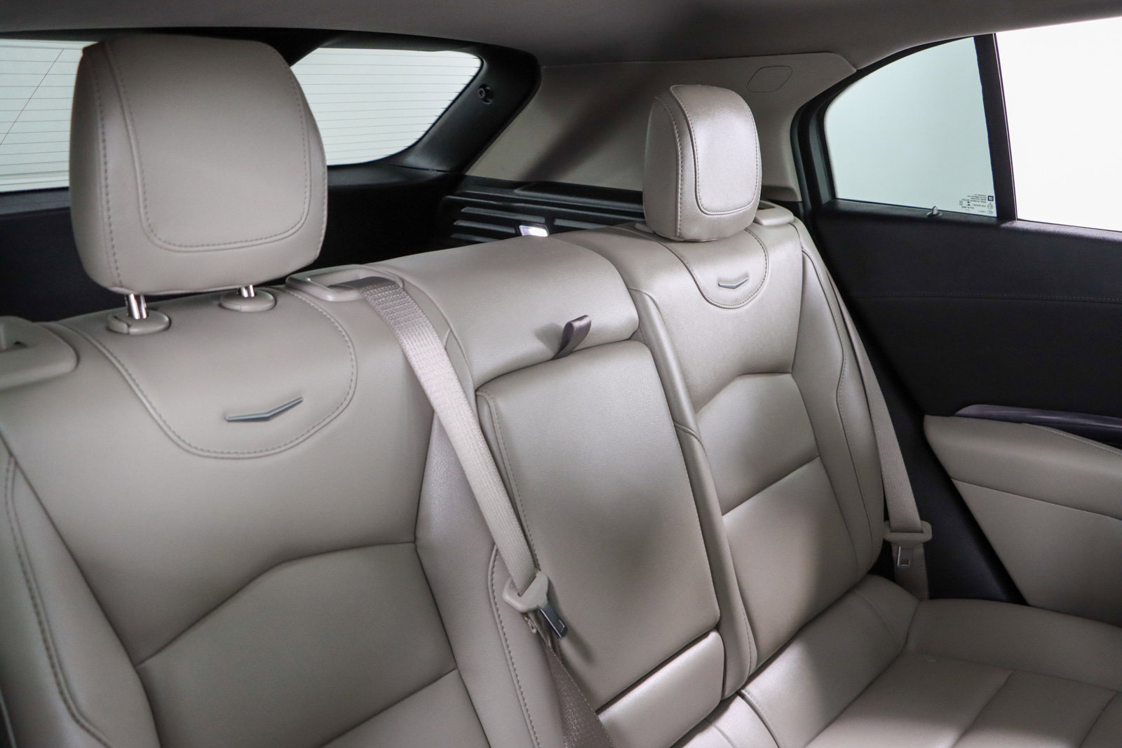 Used 2023 Cadillac XT4 Luxury w/ Cold Weather Package AWD/4WD image 28