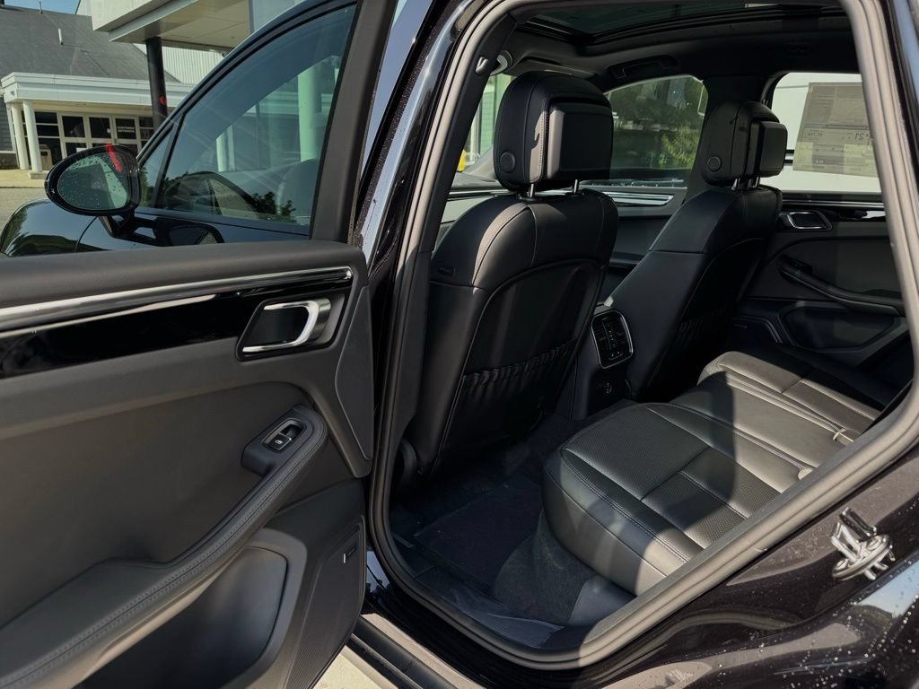 Certified 2025 Porsche Macan AWD/4WD image 31