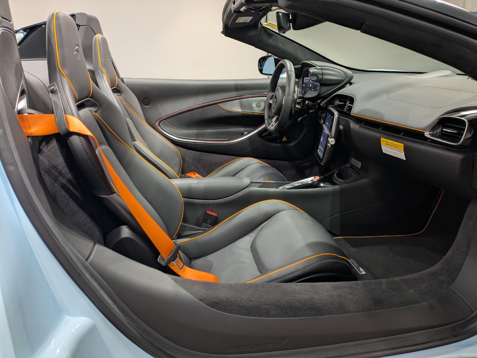 Used 2025 McLaren Artura Spider image 25