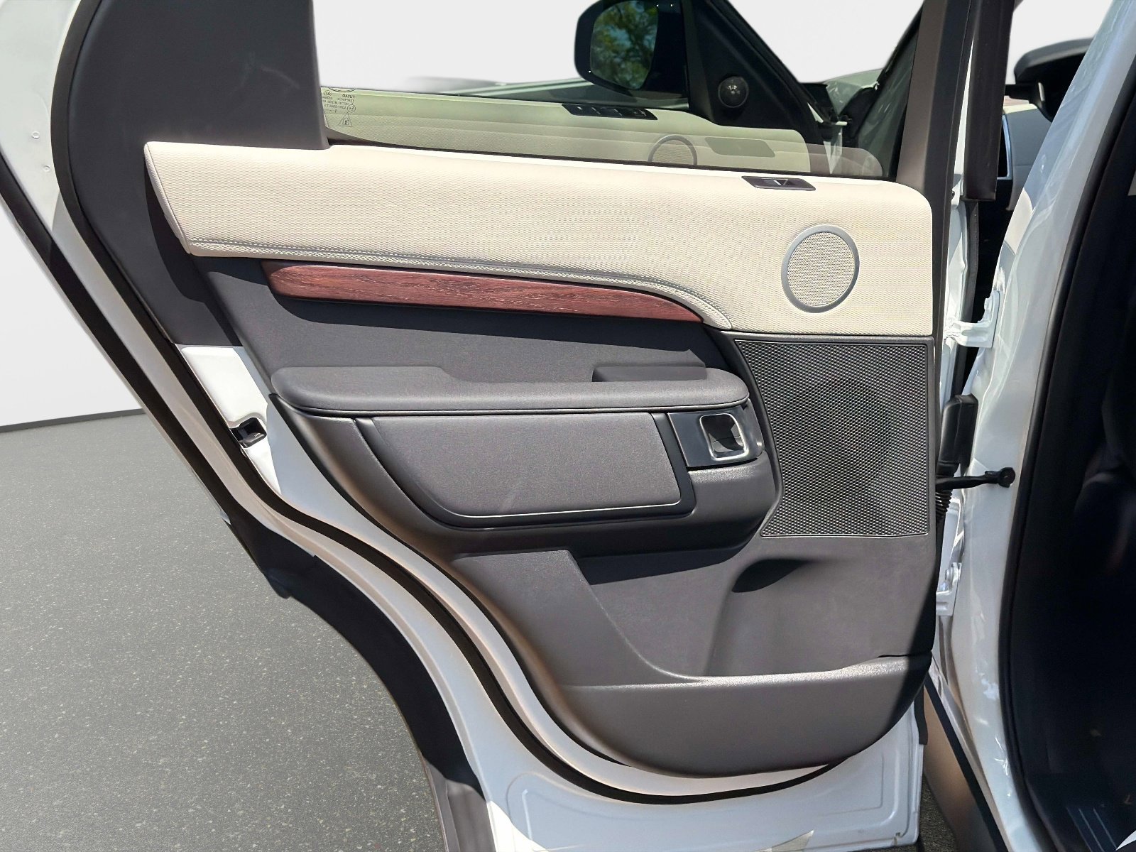New 2026 Land Rover Discovery Dynamic SE AWD/4WD image 12