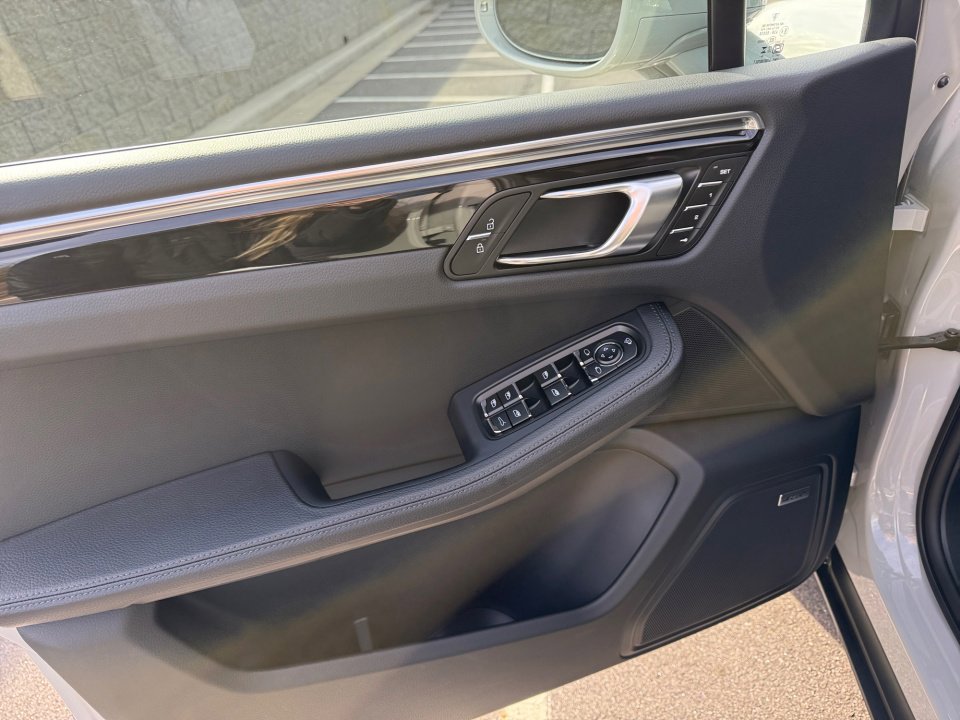 Certified 2025 Porsche Macan image 21