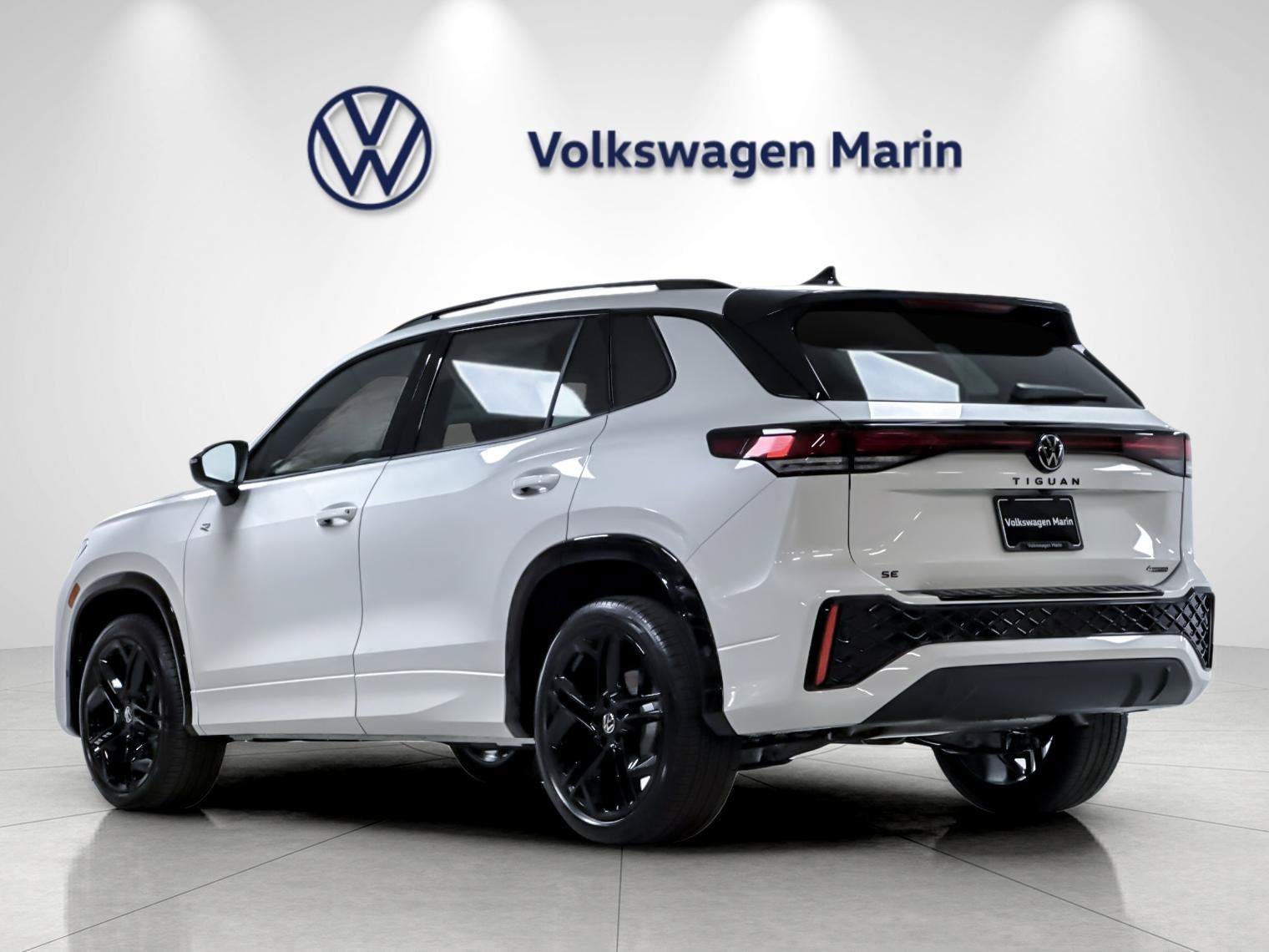 New 2026 Volkswagen Tiguan SE R-Line AWD/4WD image 3