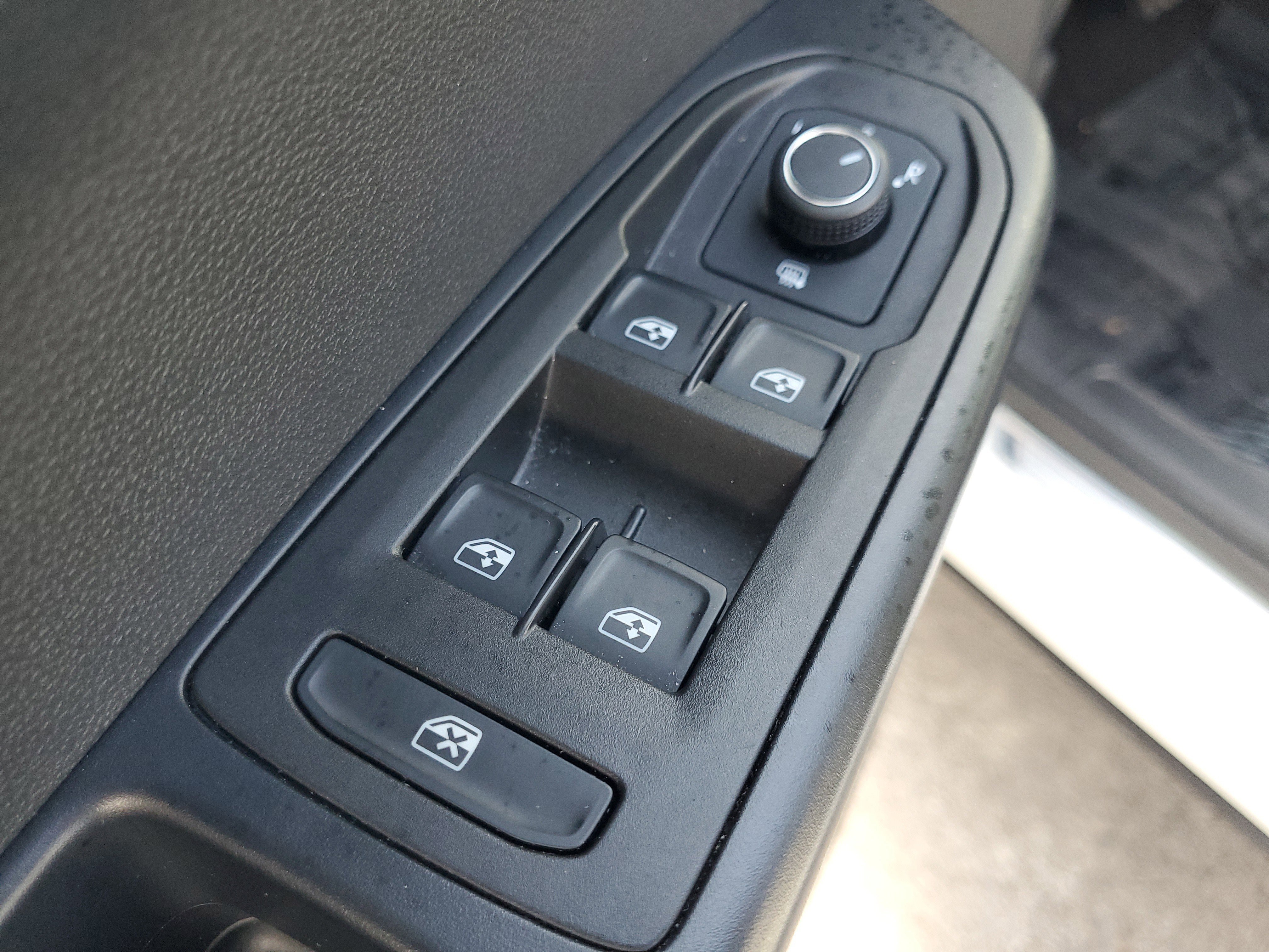 Used 2025 Volkswagen Taos SE FWD image 18