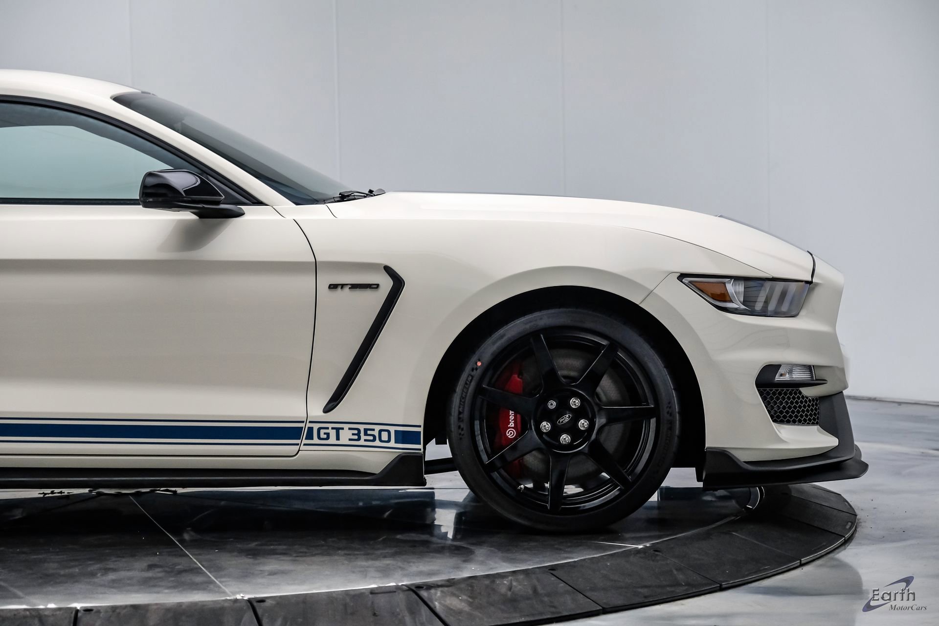 Used 2020 Ford Mustang Shelby GT350R w/ GT350R Equipment Group 920A RWD image 28