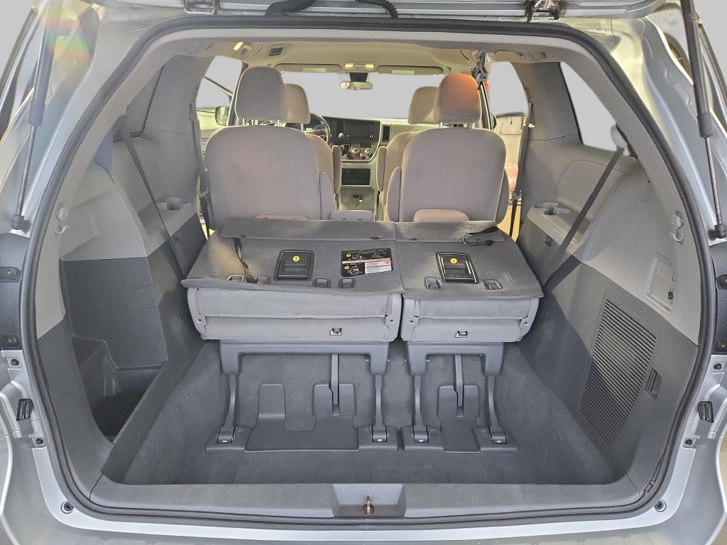 Used 2020 Toyota Sienna L FWD image 16