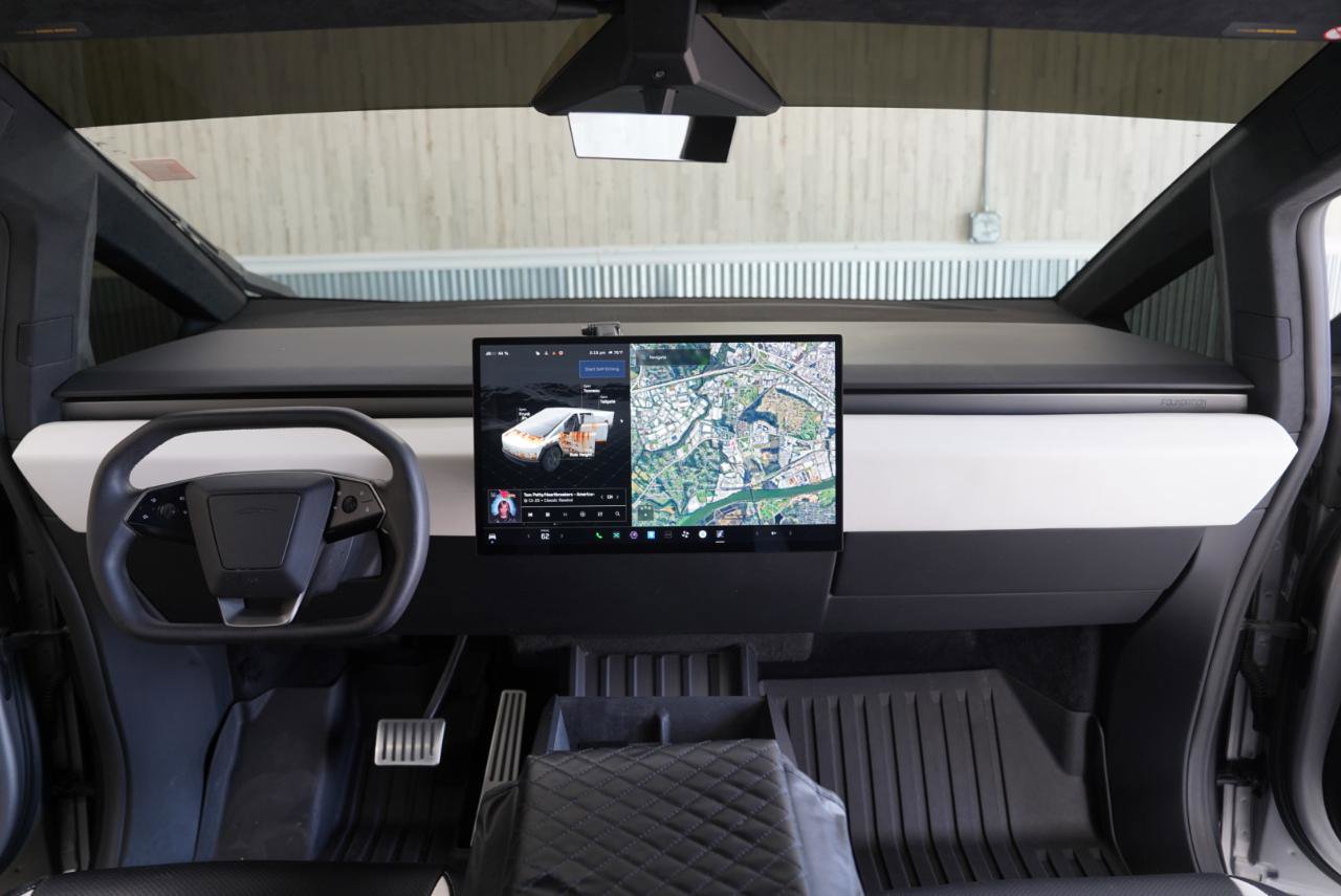 Used 2024 Tesla Cybertruck AWD Crew Cab image 15