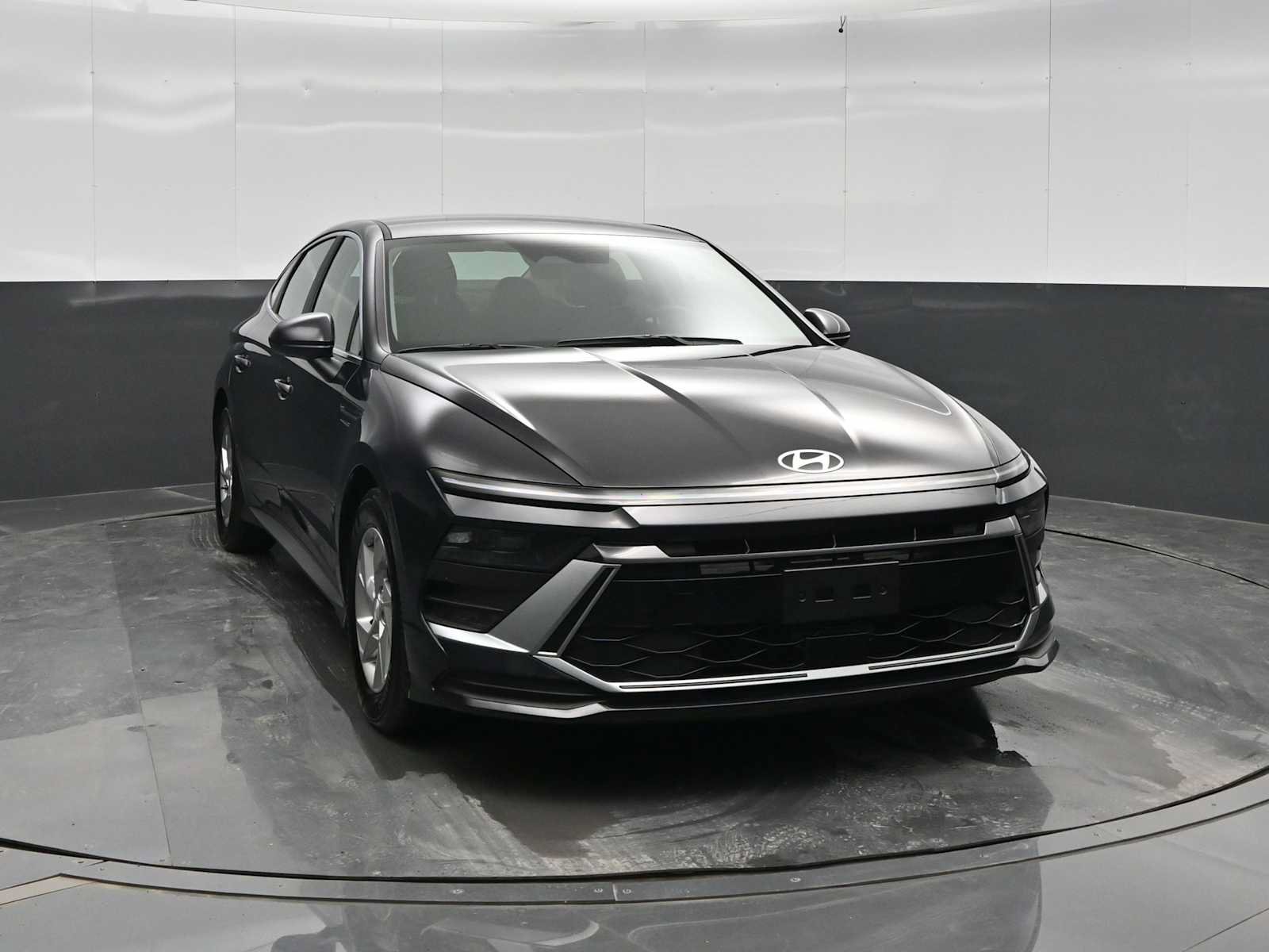 Used 2025 Hyundai Sonata SE FWD image 2