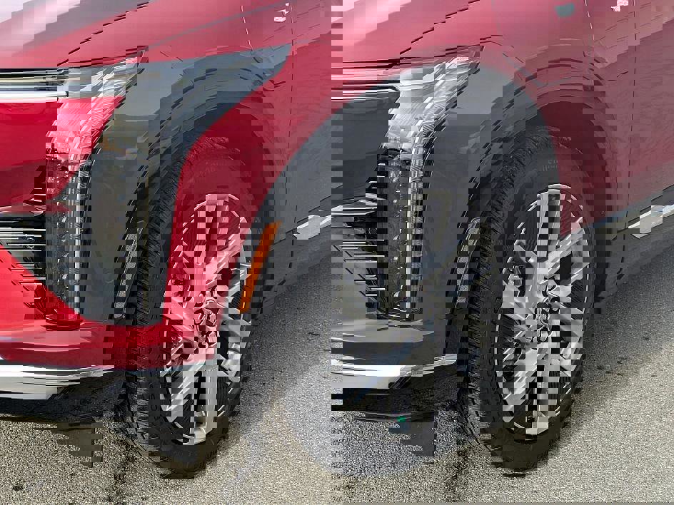 New 2025 Cadillac Optiq Luxury 2 image 9