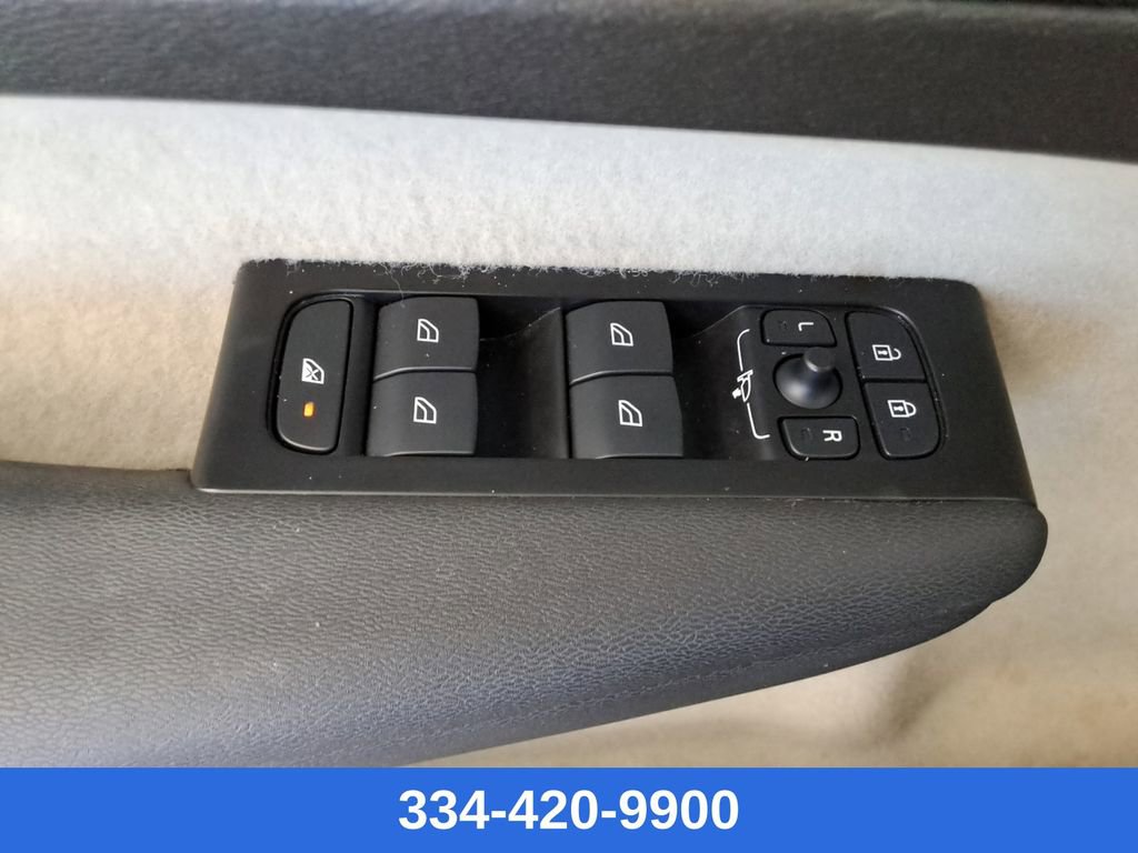 Used 2022 Volvo XC40 T5 Momentum image 20