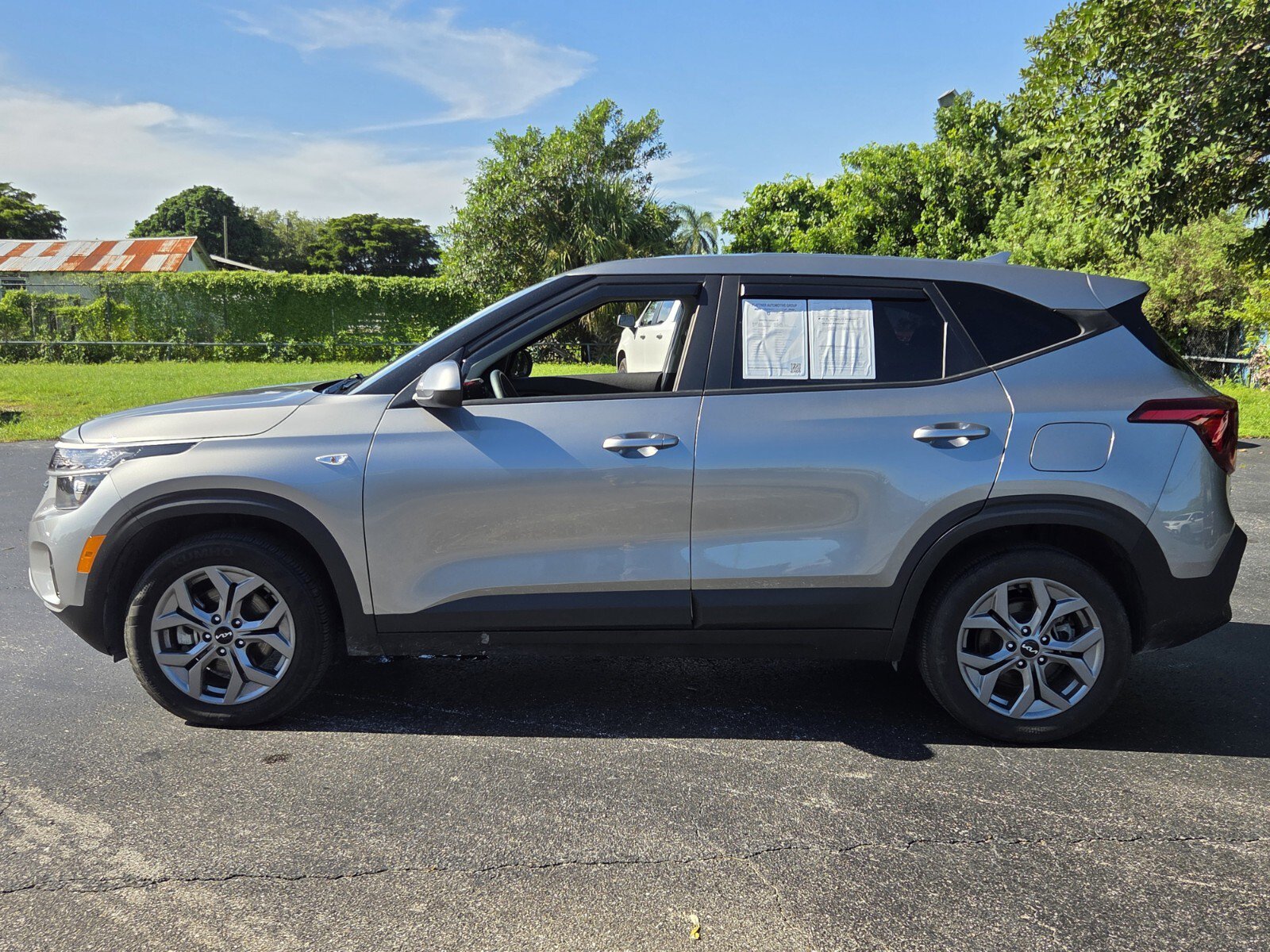 Used 2024 Kia Seltos LX AWD/4WD image 2