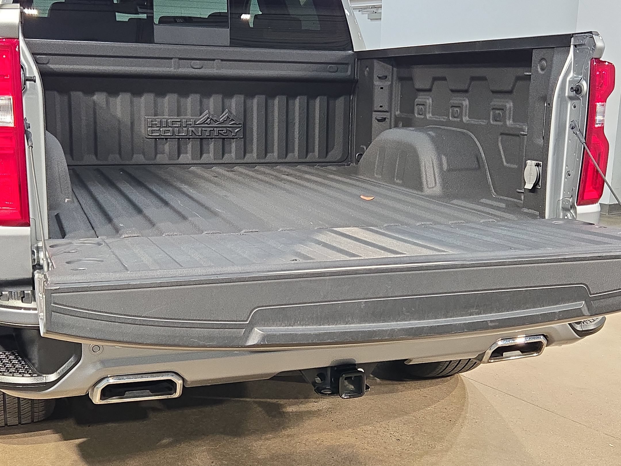 Used 2024 Chevrolet Silverado 1500 High Country w/ High Country Premium Package AWD/4WD image 18