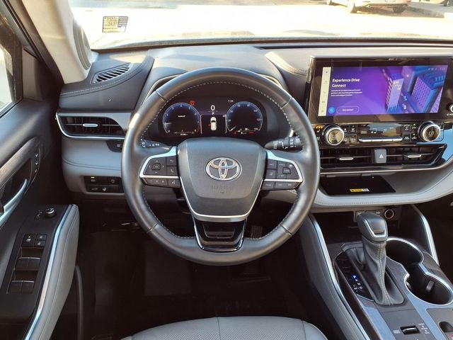 Used 2023 Toyota Highlander Limited image 16