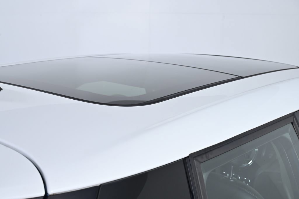 Used 2019 MINI Cooper 4-Door Hardtop w/ Signature Upholstery Package image 10