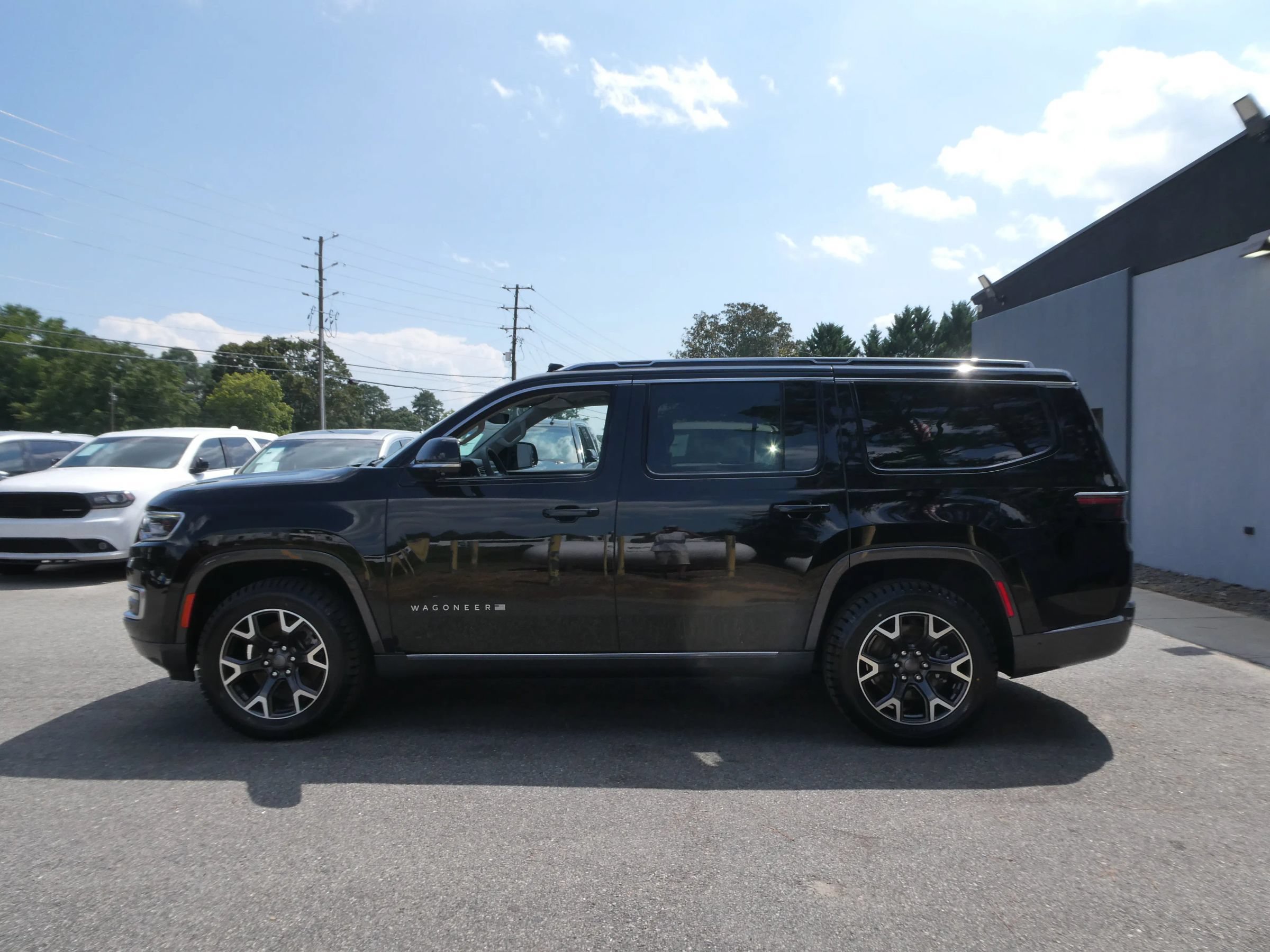 Used 2022 Jeep Wagoneer Series III w/ Premium Group I AWD/4WD image 9