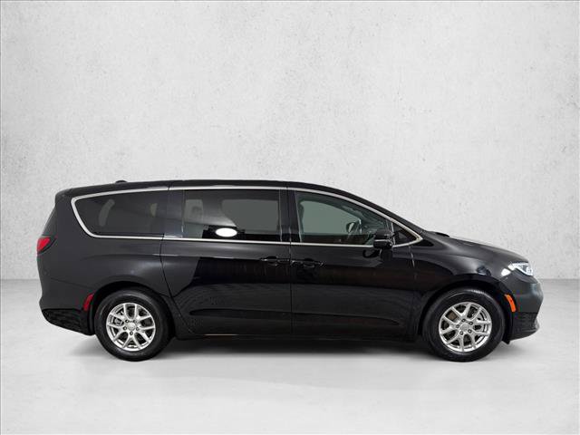 Used 2025 Chrysler Pacifica Select FWD image 2