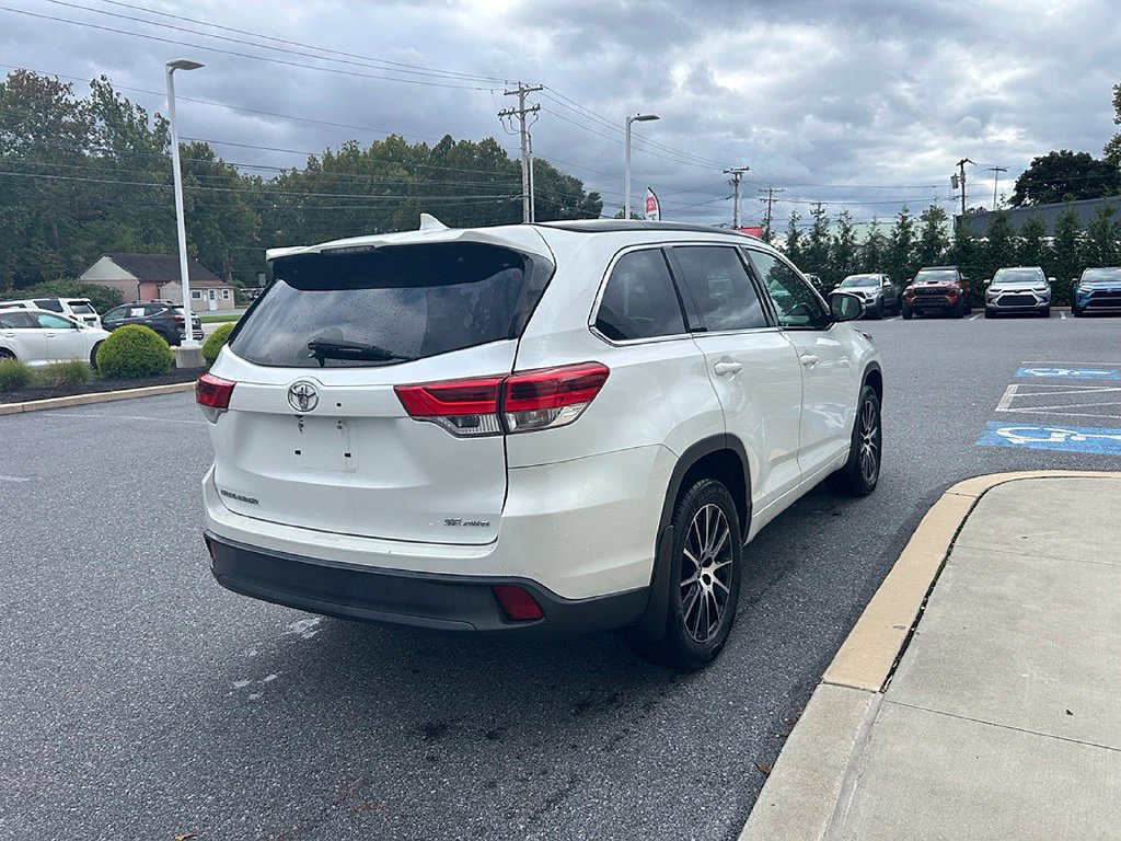 Used 2017 Toyota Highlander SE AWD/4WD image 4