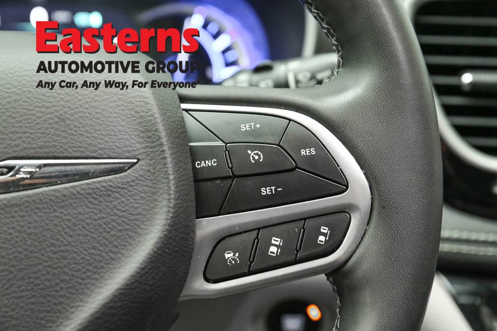 Used 2023 Chrysler Pacifica Touring-L image 16