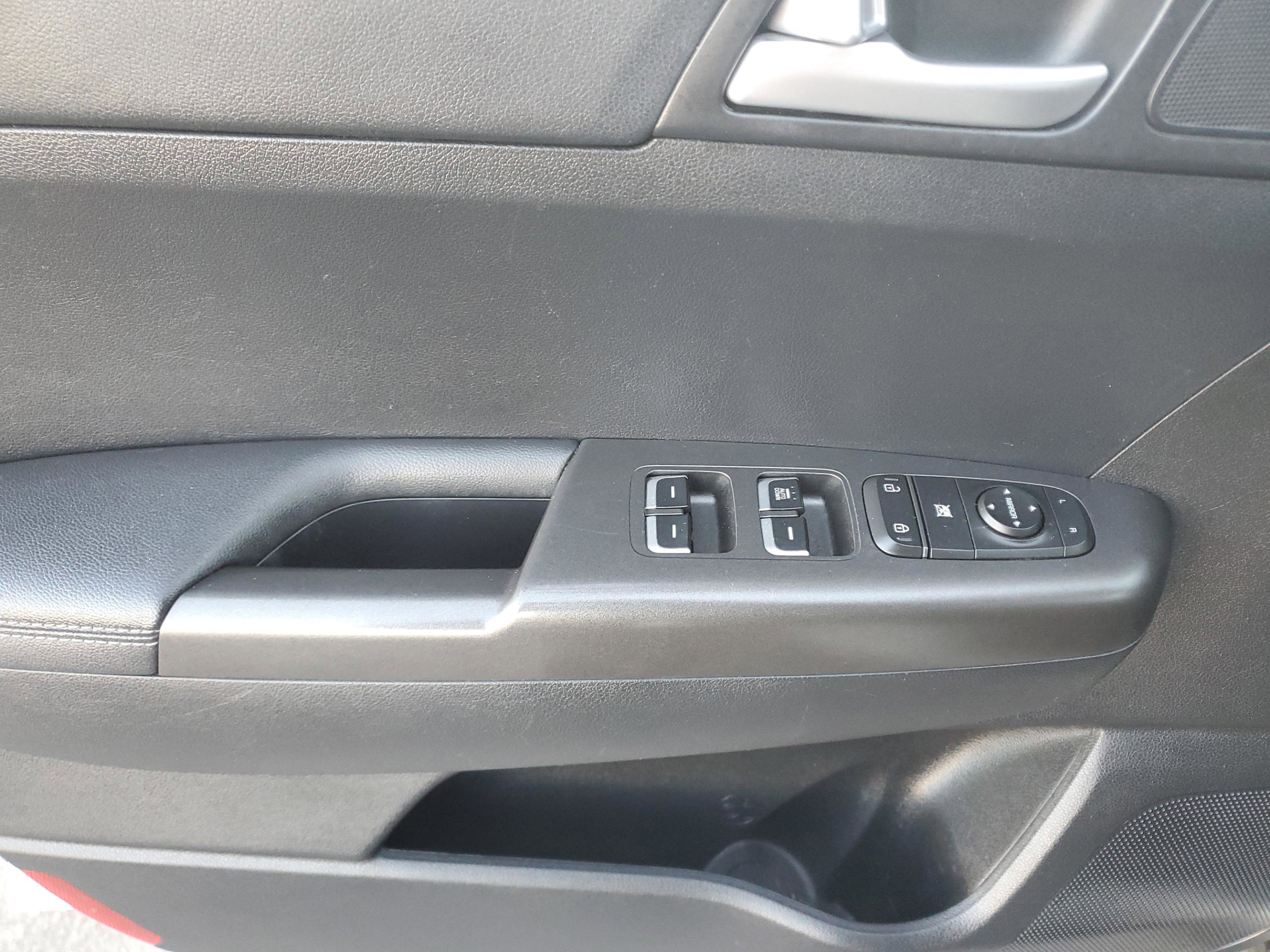 Used 2022 Kia Sportage LX image 17