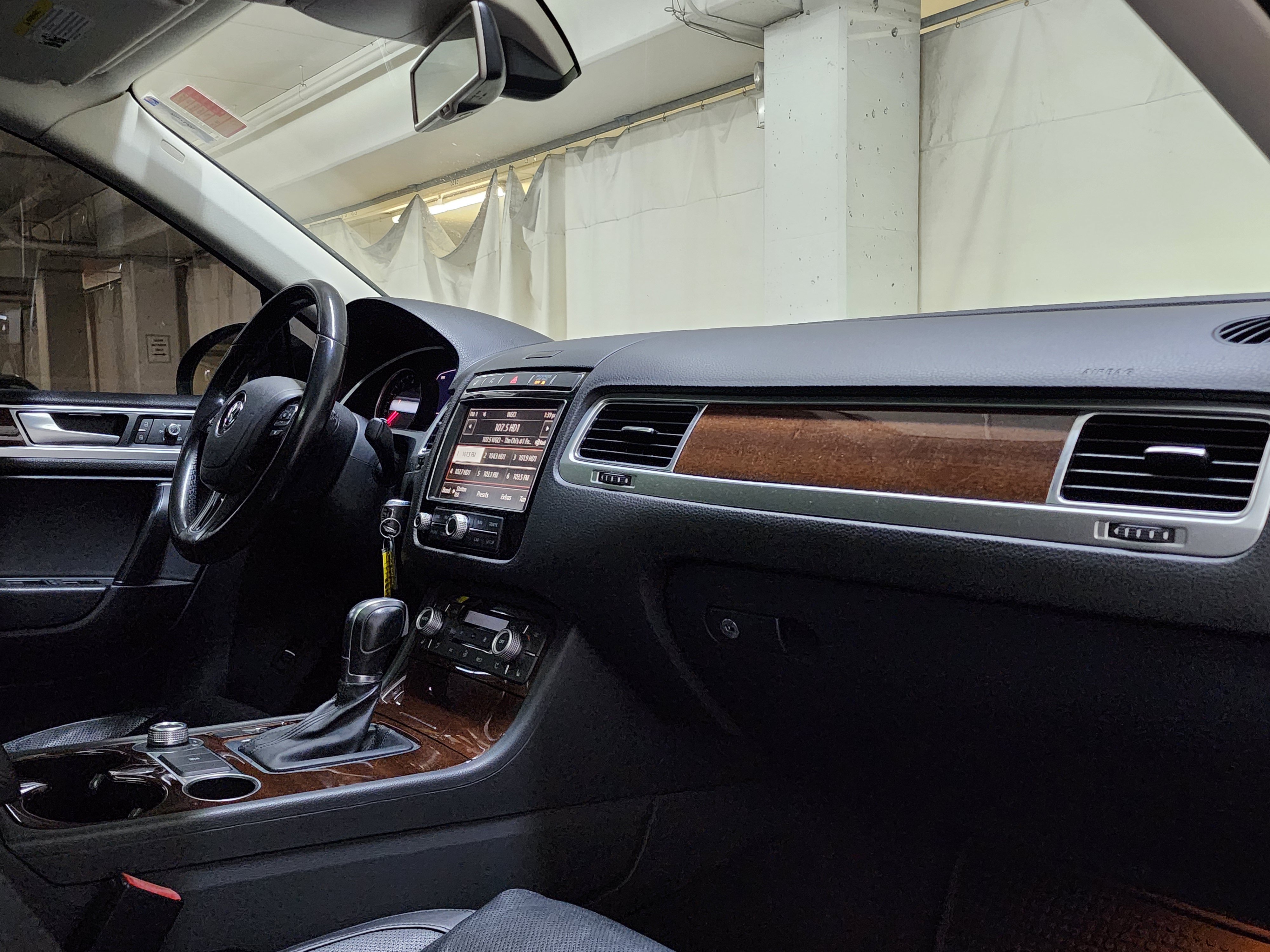 Used 2016 Volkswagen Touareg VR6 AWD/4WD image 23