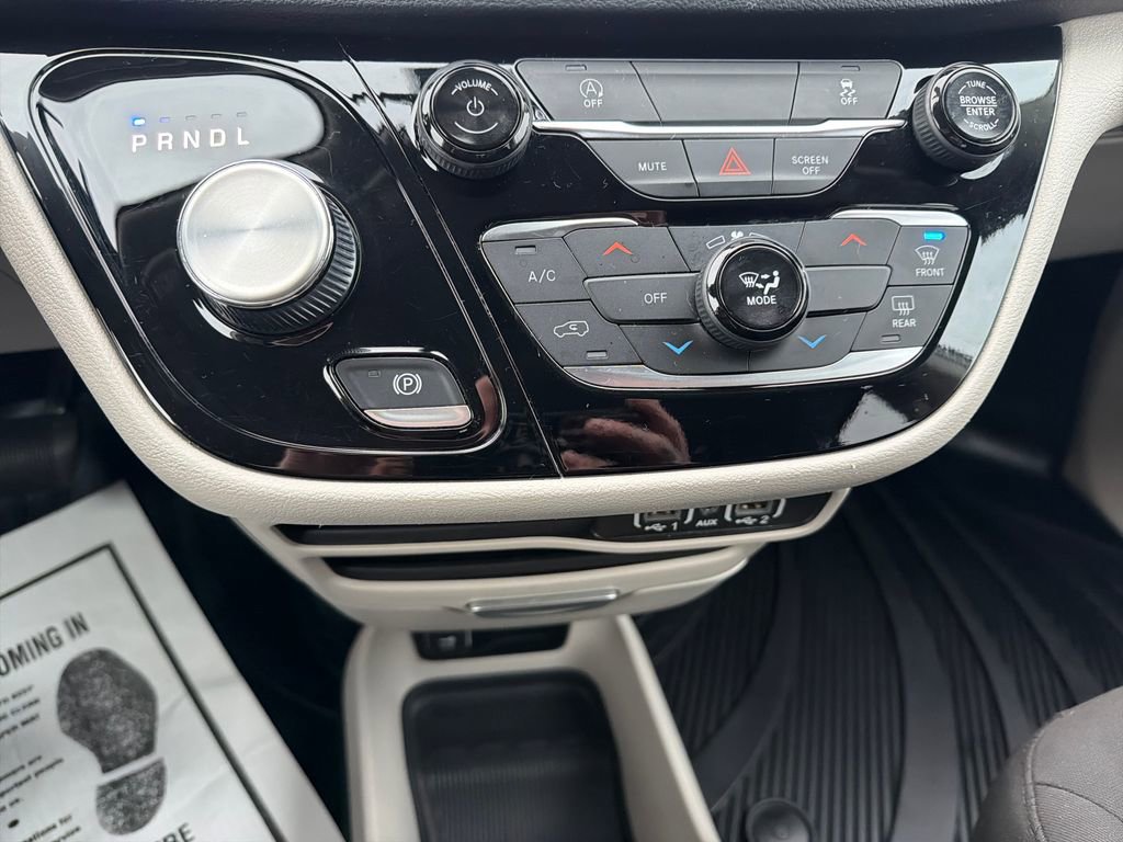 Used 2022 Chrysler Voyager LX image 17