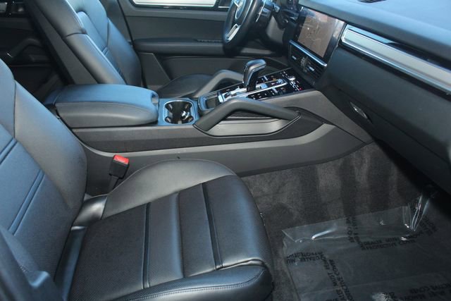 Certified 2023 Porsche Cayenne Platinum Edition image 27