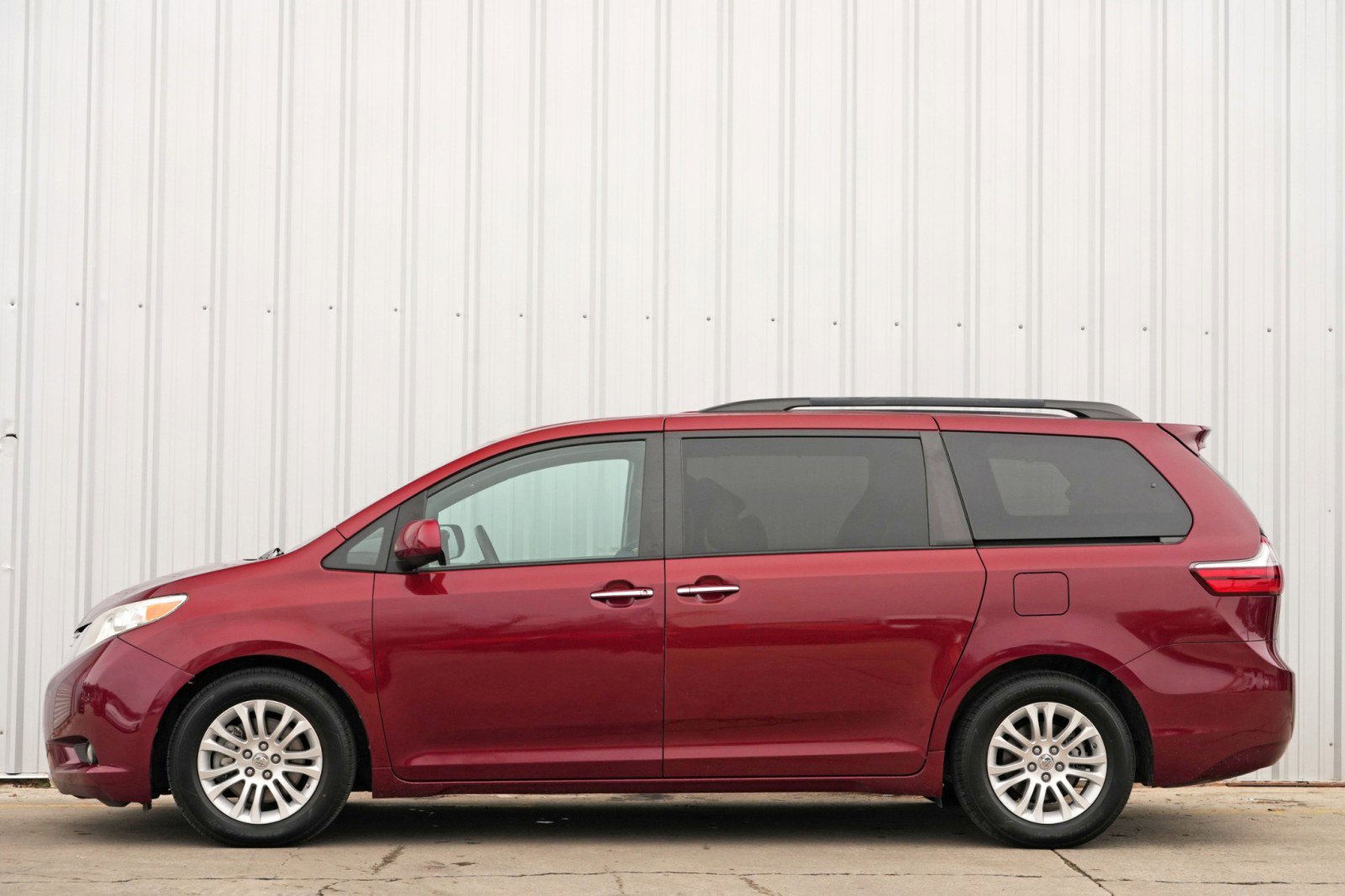 Used 2016 Toyota Sienna XLE FWD image 45
