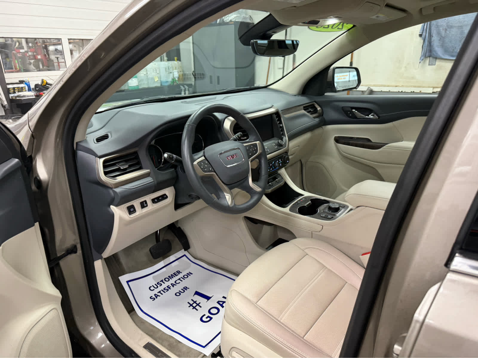 Used 2023 GMC Acadia Denali w/ Denali Technology Package image 10