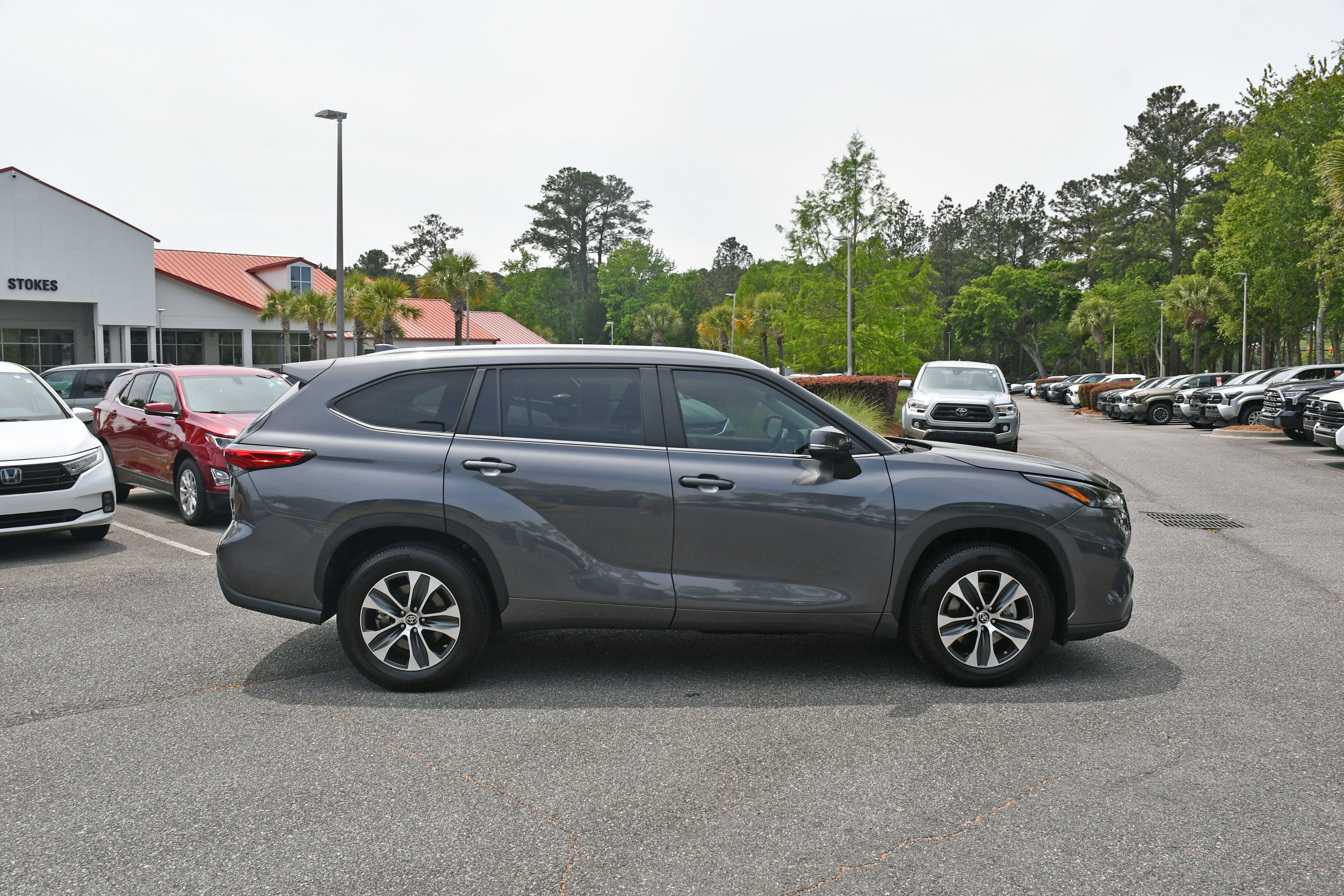 Used 2023 Toyota Highlander XLE FWD image 5