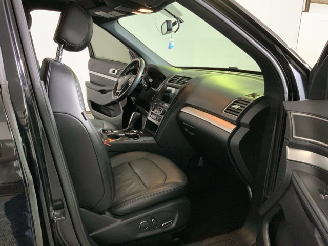 Used 2017 Ford Explorer XLT w/ Equipment Group 202A AWD/4WD image 27