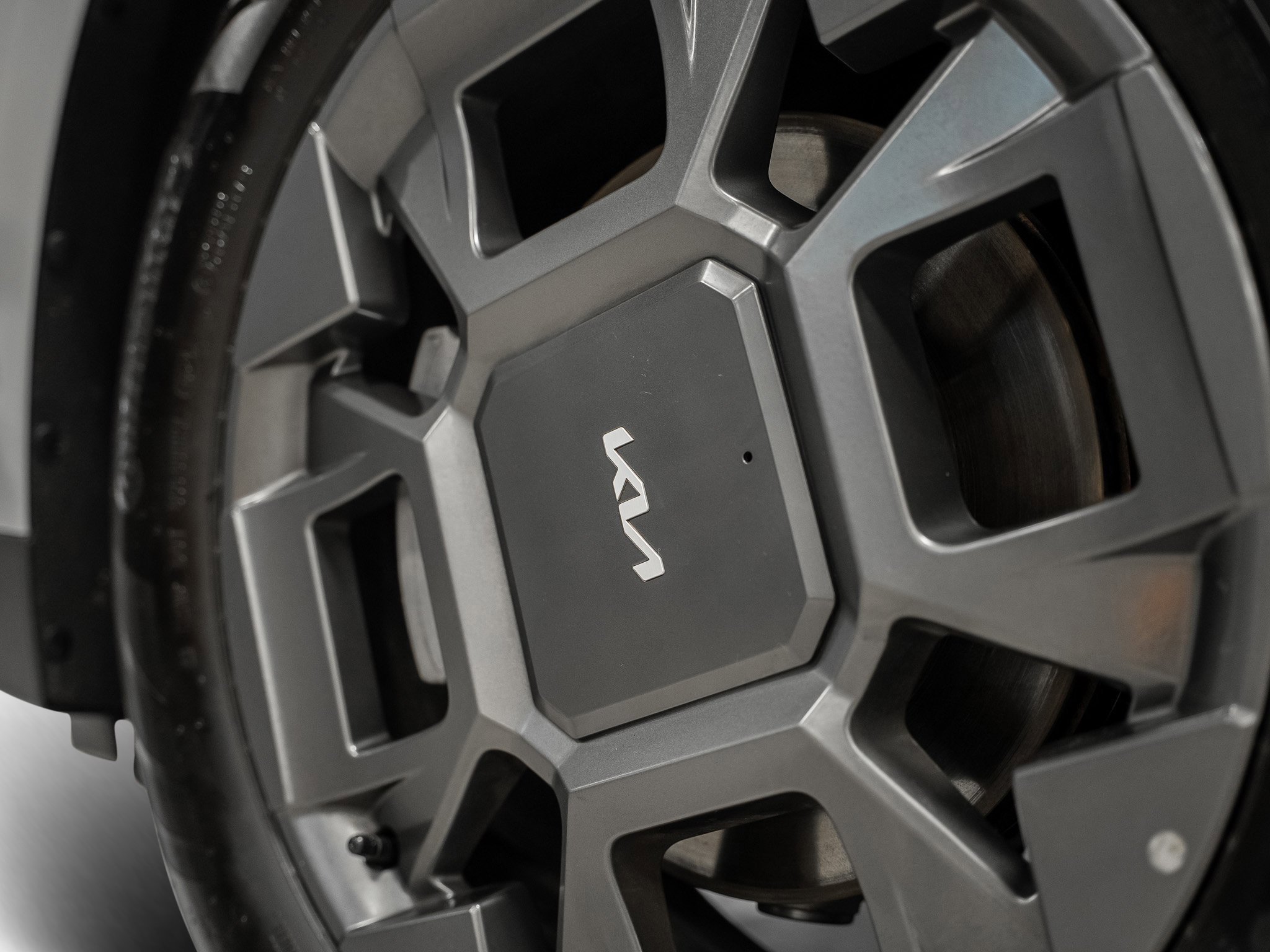 Used 2025 Kia Carnival EX image 6