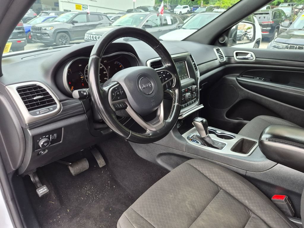 Used 2020 Jeep Grand Cherokee Laredo AWD/4WD image 12