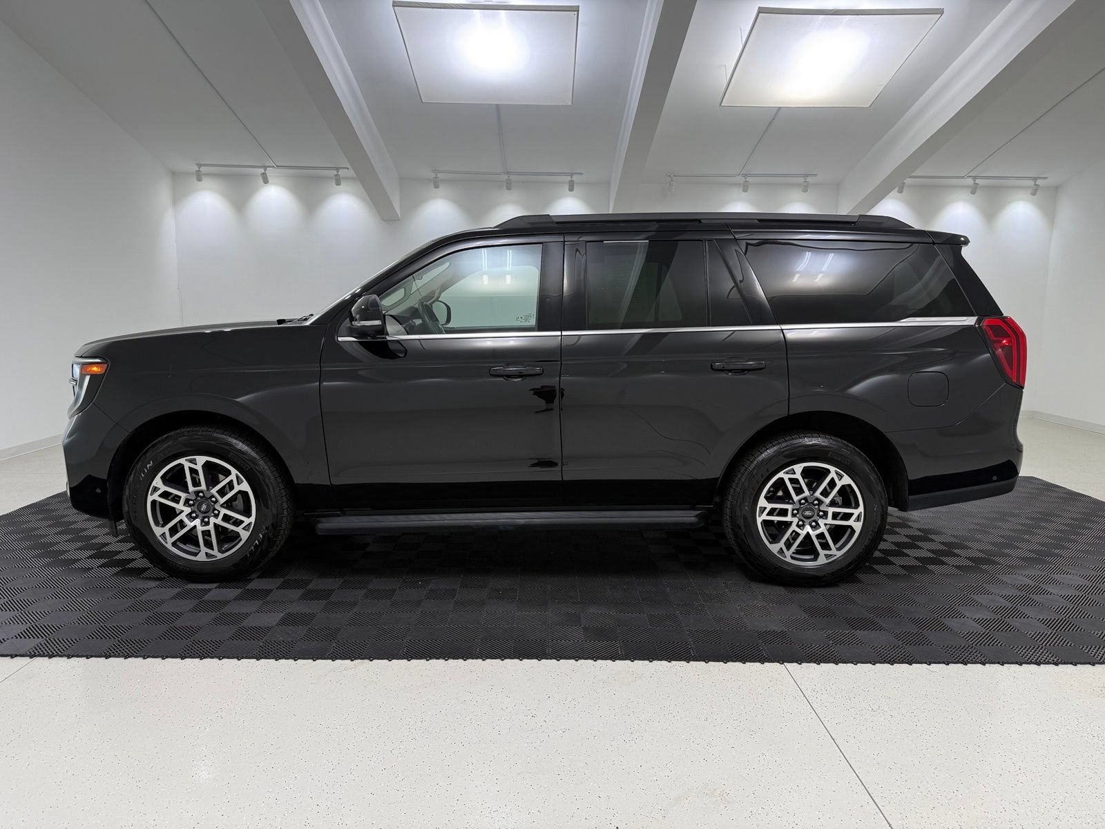 Used 2025 Ford Expedition Active AWD/4WD image 4