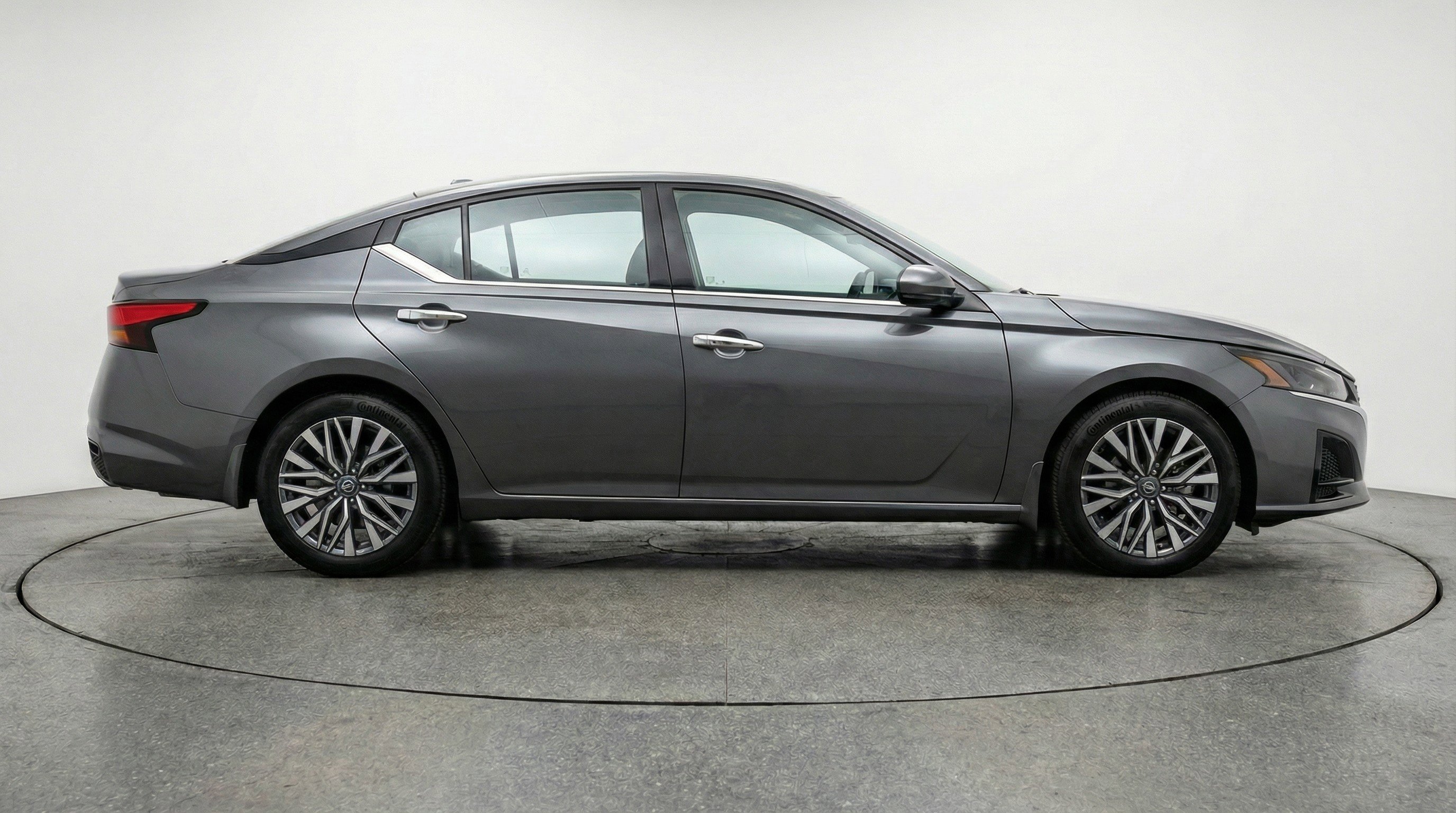Used 2025 Nissan Altima 2.5 SV image 11