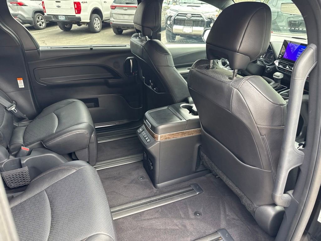 Used 2025 Toyota Sienna Platinum AWD/4WD image 33