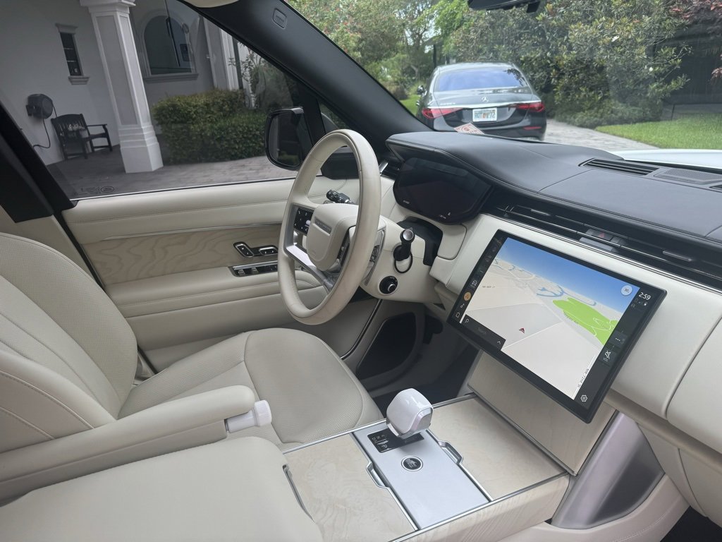 Used 2025 Land Rover Range Rover SV image 27