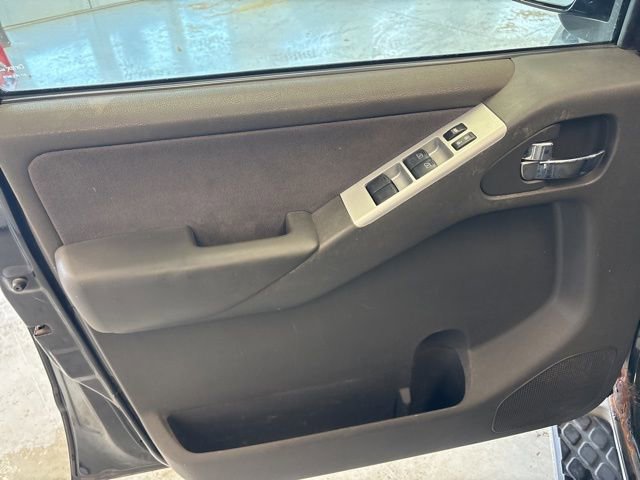 Used 2010 Nissan Pathfinder SE image 17
