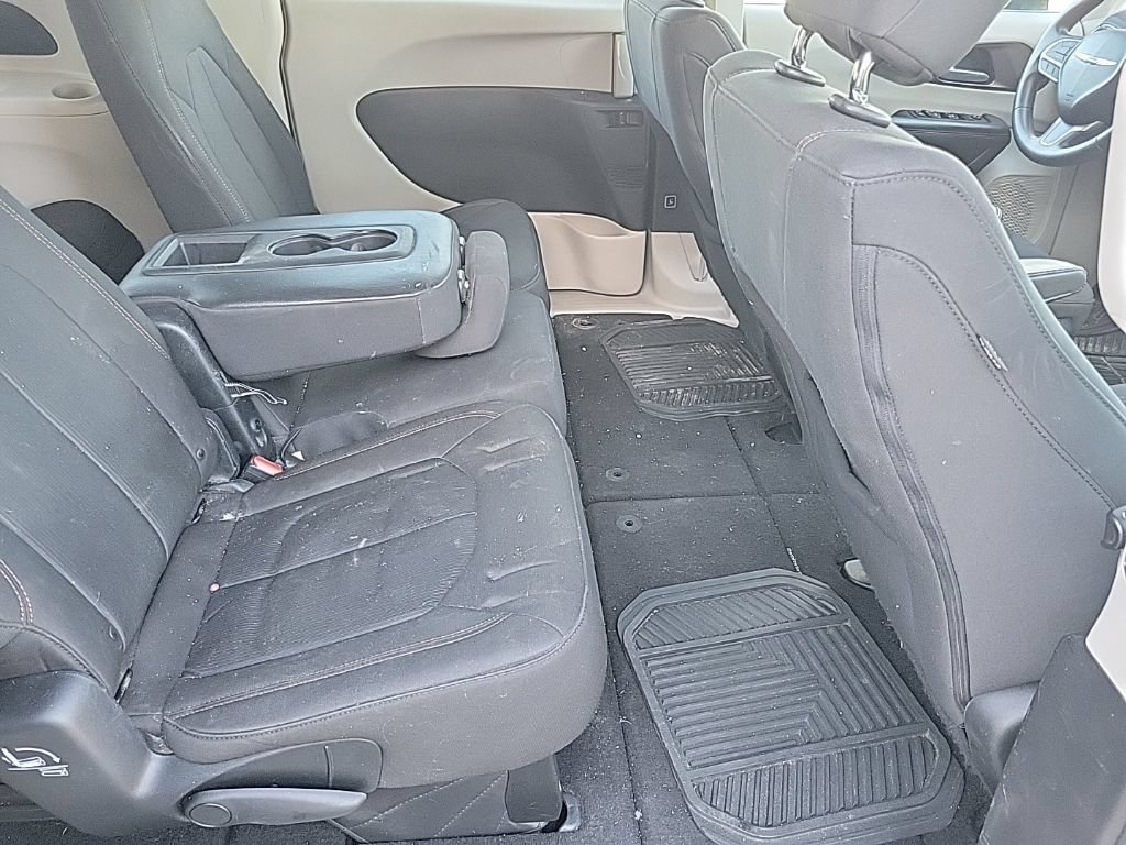 Used 2017 Chrysler Pacifica Touring w/ Tire & Wheel Group FWD image 11