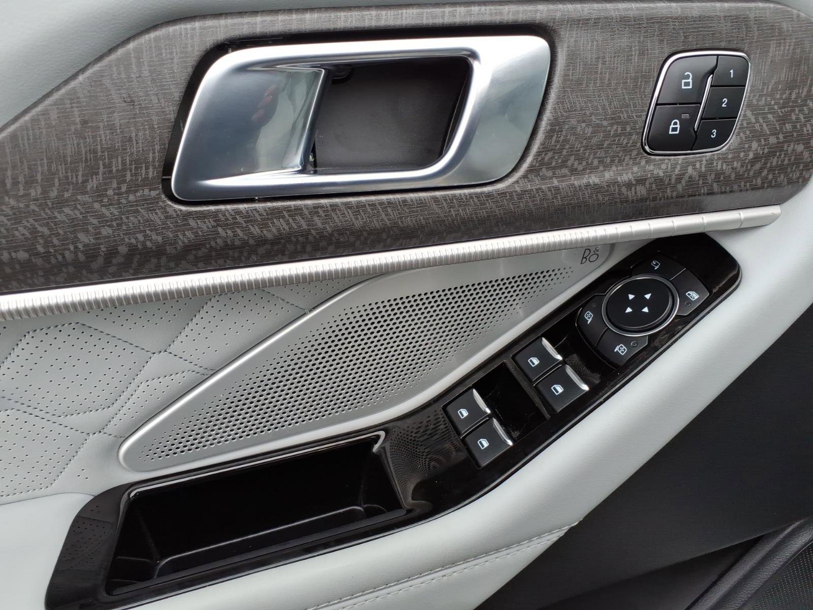 Used 2025 Ford Explorer Platinum w/ Ultimate Package image 12