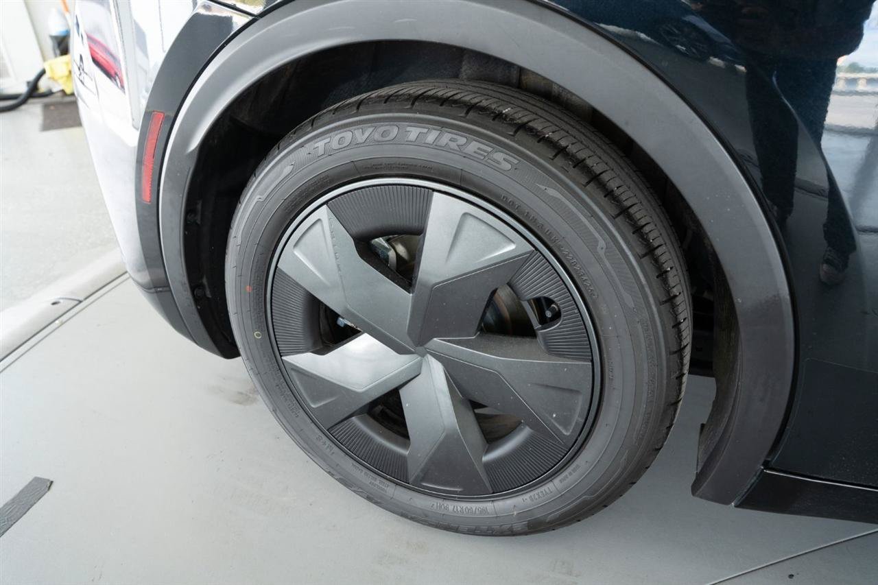 Used 2025 Toyota Prius LE FWD image 11