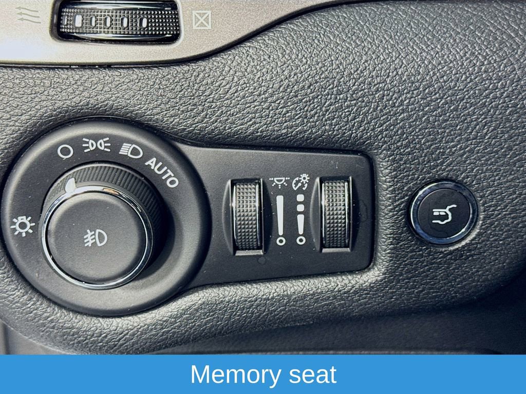 Used 2020 Jeep Cherokee Limited image 11