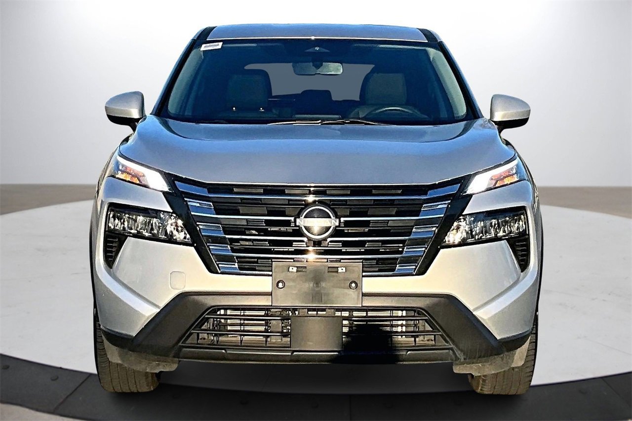 Used 2024 Nissan Rogue SV image 3