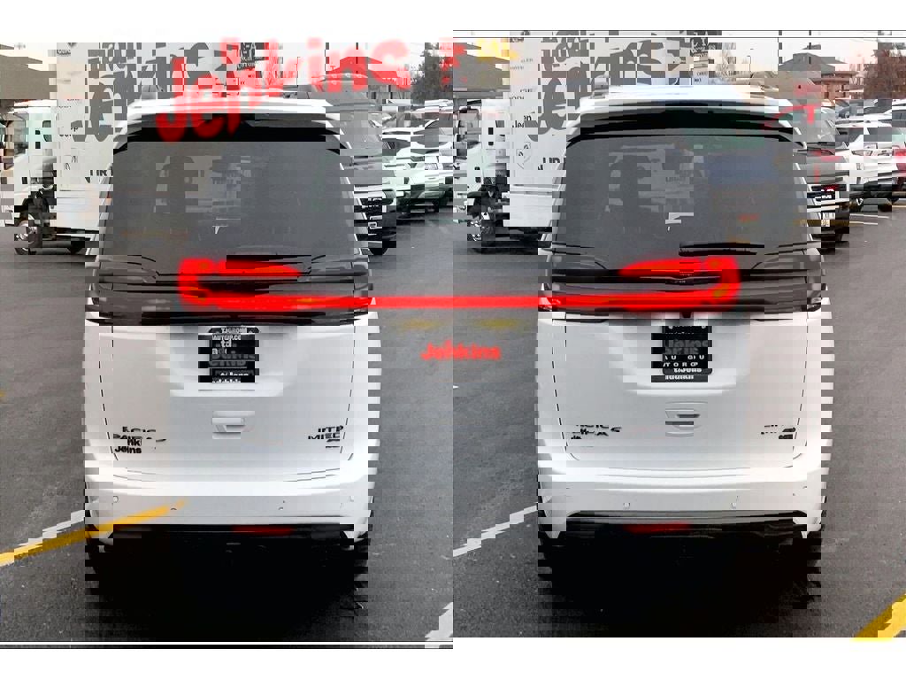 New 2026 Chrysler Pacifica Limited image 4